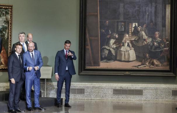 El presidente del Gobierno, Pedro Sánchez (d), su homólogo de Francia, Emmanuel Macron (i), y el presidente de la Consejo Europeo, Charles Michel (2-i), antes de la cena que el jefe del ejecutivo español ofrece a los jefes de Estado y jefes de Gobierno que participan en la cumbre de la OTAN, este miércoles en el Museo del Prado, en Madrid