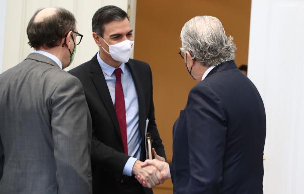 Pedro Sánchez saluda al CEO de Endesa, José Bogas, en presencia del presidente de Iberdrola, Ignacio Galán