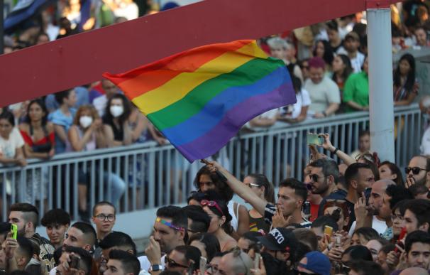 Una persona sostiene una bandera LGTB en el Orgullo, a 6 de julio de 2022, en Madrid (España). Bajo el lema “Frente al odio: Visibilidad, Orgullo y Resiliencia”, Chanel amadrina el primer Orgullo LGTB post pandemia. El pregón de la artista Chanel da el pistoletazo de salida a las fiestas del Orgullo LGTBI en la capital, del 6 al 10 de julio, donde habrá cabida para conciertos, exposiciones, manifestación estatal y eventos para reivindicar los derechos de las personas LGTBI. 06 JULIO 2022;ORGULLO;PREGÓN;LGTBI;MADRID Isabel Infantes / Europa Press 06/7/2022
