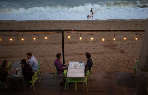 La terraza de un restaurante, frente a la playa de la Barceloneta