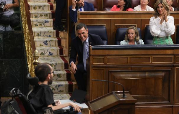 Pedro Sánchez sonríe a Pablo Echenique en el Congreso
