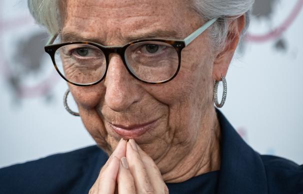 Lagarde se enfrenta al dilema de subir tipos en plena recesión.