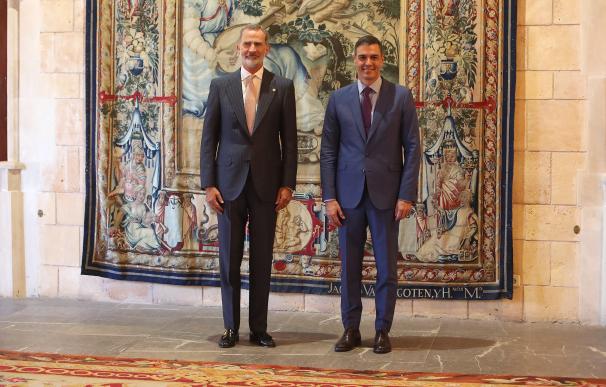 El Rey Felipe VI y el presidente del Gobierno, Pedro Sánchez