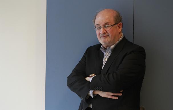 el escritor Salman Rushdie