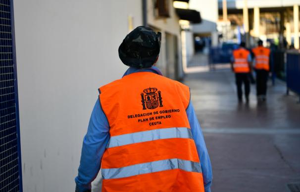 Una trabajadora de la Delegación de Gobierno de Plan de Empleo de Ceuta en la frontera de Marruecos a España el día en que se han abierto las fronteras para trabajadores transfronterizos de Marruecos, en la frontera de Ceuta, a 31 de mayo de 2022, en Ceuta (España). España y Marruecos han ampliado desde la madrugada de hoy el acceso a Ceuta en horario diurno para trabajadores transfronterizos con Tarjeta de Identidad de Extranjeros o visado especial. Las fronteras terrestres, que se abrieron el 17 de mayo para nacionales y residentes en la UE o con permiso para moverse por todo el espacio Schengen, permanecían cerradas para este colectivo desde el 13 de marzo de 2020 por la pandemia de coronavirus. 31 MAYO 2022;CEUTA;FRONTERA;MARRUECOS Antonio Sempere / Europa Press (Foto de ARCHIVO) 31/5/2022