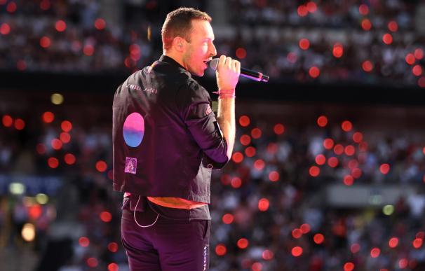 12 August 2022, United Kingdom, London: Chris Martin, the lead singer of Coldplay, performs on stage at Wembley Stadium in north London during the "Music of the Spheres" tour. Photo: Suzan Moore/PA Wire/dpa 12/8/2022 ONLY FOR USE IN SPAIN