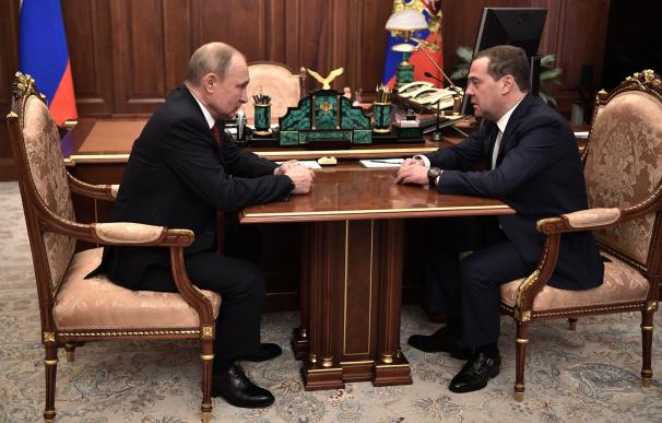 Dmitri Medvédev y Vladimir Putin.