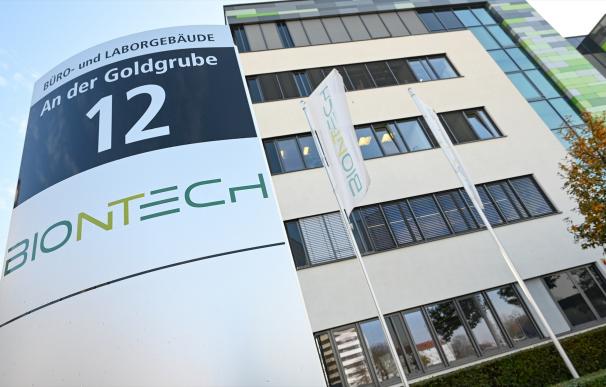 FILED - 09 November 2020, Rhineland-Palatinate, Mainz: The logo of the German biotechnology company "BioNTech" is displayed on a stele in front of the company headquarters. German vaccine developer BioNTech announced strong first quarter turnover and profits on Monday, with both figures significantly up year-on-year. Photo: Arne Dedert/dpa (Foto de ARCHIVO) 09/11/2020 ONLY FOR USE IN SPAIN