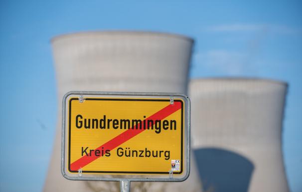 01 January 2022, Bavaria, Gundremmingen: The end of town sign stands in front of the cooling towers of the Gundremmingen nuclear power plant, which shut down its operations on 31 December 2021 as part of the nuclear phase-out. Photo: Stefan Puchner/dpa (Foto de ARCHIVO) 01/1/2022 ONLY FOR USE IN SPAIN