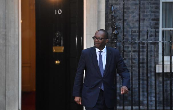 London (United Kingdom), 06/09/2022.- Kwasi Kwarteng who has been appointed Chancellor of the Exchequer, leaves Downing Street, London, Britain, 06 September 2022. New Prime Minister Liz Truss is in the process of building a new Cabinet. (Reino Unido, Londres) EFE/EPA/NEIL HALL