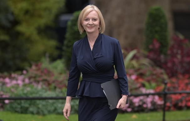 London (United Kingdom), 06/09/2022.- Britain's new Prime Minister Liz Truss arrives at Downing Street, in London, Britain 06 September 2022. Truss has taken over as Prime Minister after travelling to Balmoral to see Queen Elizabeth II where she was invited to form a new government. (Reino Unido, Londres) EFE/EPA/STUART BROCK