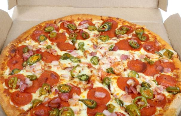 Una pizza con pepperoni.