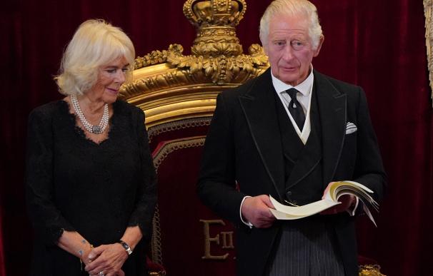 King Charles III (R) and Camilla, Queen consort
