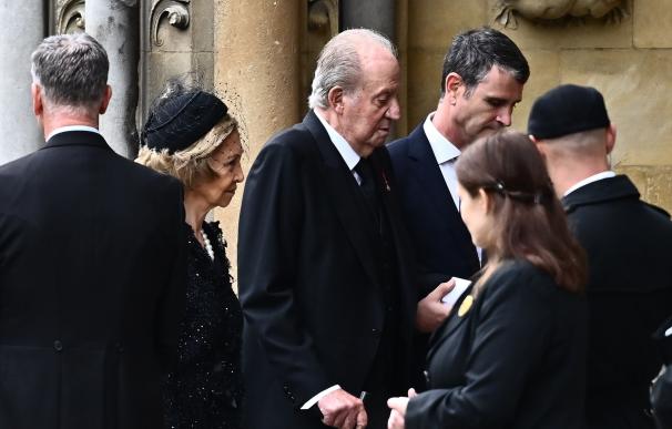 19 September 2022, United Kingdom, London: Spain's former King Juan Carlos (C) and former Queen Sofia (L) arrive at the State Funeral of Queen Elizabeth II, held at Westminster Abbey. Photo: Marco Bertorello/PA Wire/dpa 19/9/2022 ONLY FOR USE IN SPAIN