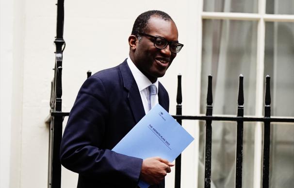 23 September 2022, United Kingdom, London: UK's Chancellor of the Exchequer Kwasi Kwarteng leaves 11 Downing Street to make his way to the Treasury Department to deliver his mini-budget. Photo: Aaron Chown/PA Wire/dpa 23/9/2022 ONLY FOR USE IN SPAIN