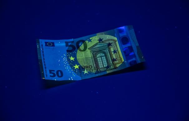 Billete de 50 euros bajo la luz ultravioleta.