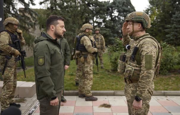 El presidente ucraniano, Volodimir Zelenski, saluda al comandante del Ejército, Oleksander Sirski.