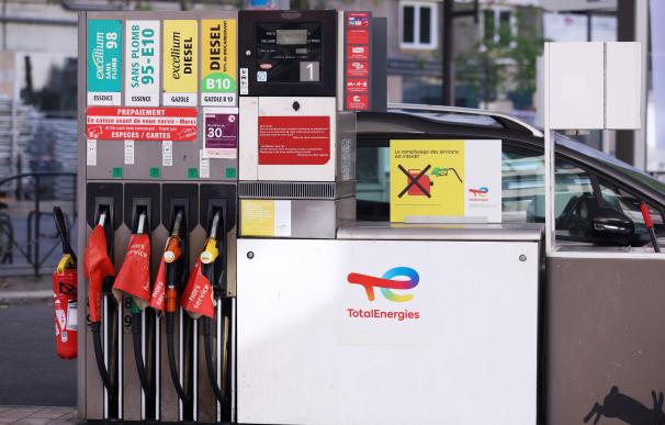 Gasolinera sin servicio de suministro de combustible por la huelga y el bloqueo de las refinerías de Total en Francia.