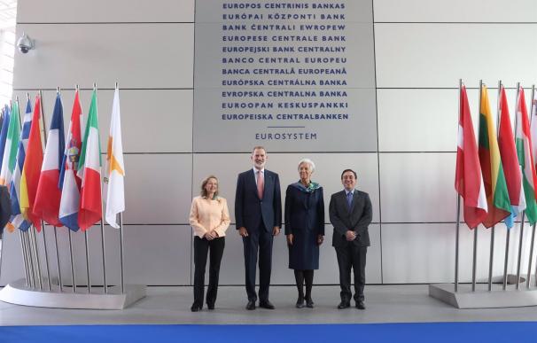 Felipe VI, Nadia Calviño, Christine Lagarde y José Manuel Albares