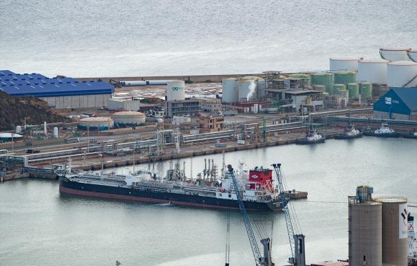 Vista de la planta regasificadora de Cartagena, a 6 de octubre de 2022, en Cartagena, Murcia (España). Esta planta de regasificación resulta estratégica para la entrada de gas a Europa. La Unión Europea está redefiniendo su estrategia energética para dejar de depender del gas ruso que hasta ahora era el primer exportador de la UE y ya solo supone el 8% del consumo total de Europa. El puerto de Cartagena sigue posicionándose como una de los principales puntos de entrada del gas natural licuado (GNL) a Europa. Entre finales de octubre y principios de noviembre, la Autoridad Portuaria ha avanzado a Invertia que inaugurará la ampliación de la plataforma de GNL que ha supuesto una inversión de diez millones de euros. 06 OCTUBRE 2022;CARTAGENA;MURCIA;REGASIFICADORA Javier Carrión / Europa Press 06/10/2022