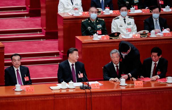 Beijing (China), 22/10/2022.- Chinese President Xi Jinping (L) speaks with a steward (R) shortly before former President Hu Jintao (C) was led out during the closing ceremony of the 20th National Congress of the Communist Party of China (CPC) at the Great Hall of People in Beijing, China, 22 October 2022. The 20th National Congress of the Communist Party of China will close on 22 October with President Xi Jinping expected to secure a historic third five-year term in power. EFE/EPA/WU HAO