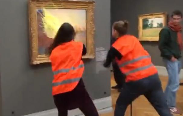 Activistas lanzan puré de patata contra un cuadro de la serie 'Los Pajares' del pintor francés Claude Monet