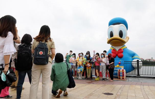 Turistas posan para una foto en el Disney Resort de Shanghái FANG ZHE / XINHUA NEWS / CONTACTOPHOTO (Foto de ARCHIVO) 10/6/2022 ONLY FOR USE IN SPAIN