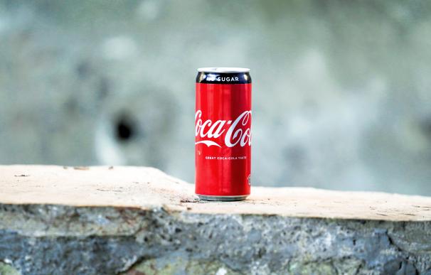 Una lata de Coca-Cola.