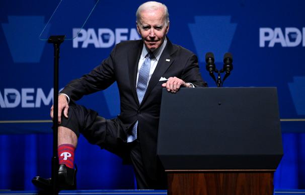 Joe Biden enseña sus calcetines en un acto electoral en Filadelfia.