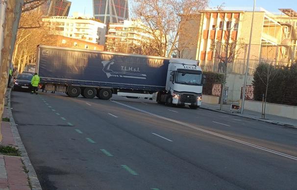 Camión de gran tonelaje atravesado en una calle