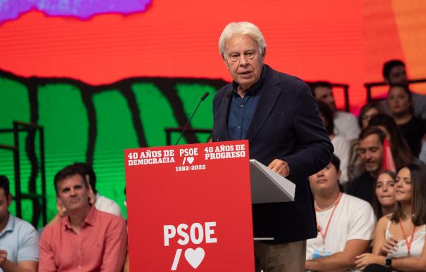 El expresidente del gobierno Felipe González dirigiendose al público en el acto organizado por el PSOE para conmemorar el 40 aniversario de la primera victoria del PSOE.