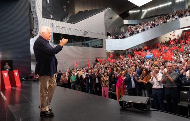 El expresidente del gobierno Felipe González a su llegada al acto público organizado por el PSOE para conmemorar el 40 aniversario de la victoria en las elecciones