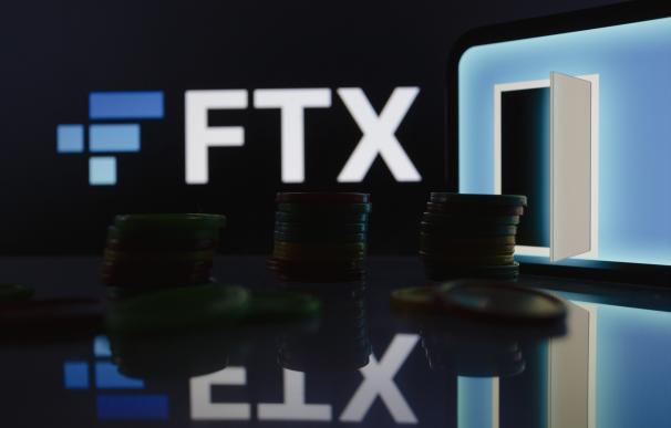 November 12, 2022, Asuncion, Paraguay: FTX logo displayed behind coins and visual representation of open door. ''Following the Chapter 11 bankruptcy filings - FTX U.S. and FTX.com initiated precautionary steps to move all digital assets to cold storage. Process was expedited this evening - to mitigate damage upon observing unauthorized transactions,'' FTX U.S. general counsel Ryne Miller said in a tweet on Saturday. FTX admite que puede tener más de un millón de acreedores tras su quiebra.