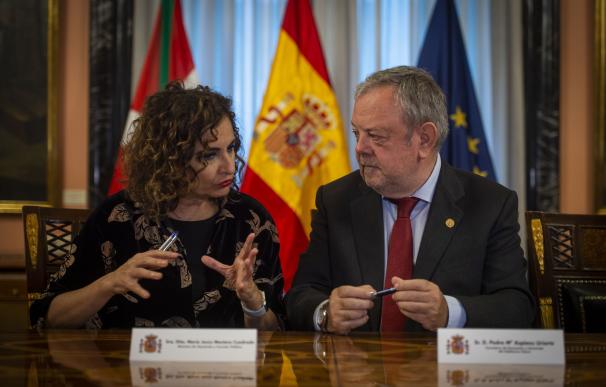 María Jesús Montero y el consejero de Economía y Hacienda del Gobierno Vasco, Pedro Azpiazu, conversan durante la Comisión Mixta del Concierto Económic