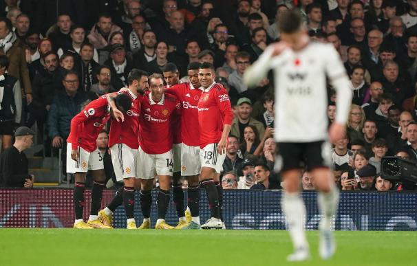 13 November 2022, United Kingdom, London: Manchester United's Christian Eriksen (3rd L) celebrates scoring his side's first goal with teammates during the English Premier League soccer match between Fulham and Manchester United at Craven Cottage.
