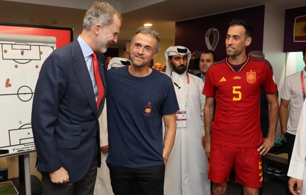 Felipe VI saluda a la selección española de fútbol tras el primer partido España en Catar