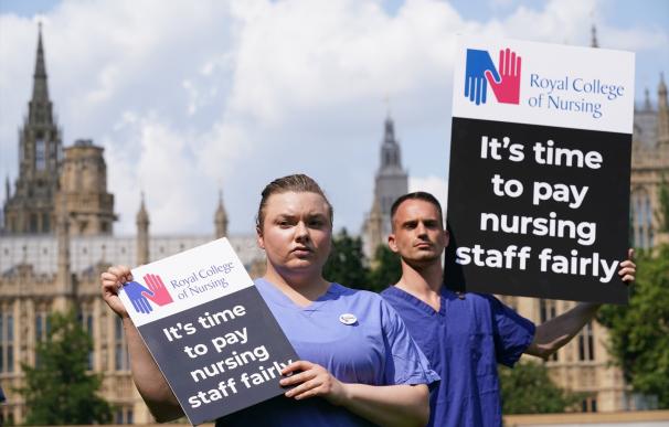 21 July 2021, United Kingdom, London: Nurses hold placards outside the Royal College of Nursing (RCN) in Victoria Tower Gardens following the Government's announcement of the NHS pay offer. Photo: Jonathan Brady/PA Wire/dpa (Foto de ARCHIVO) 21/7/2021 ONLY FOR USE IN SPAIN