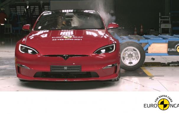 El Tesla Model S durante una prueba de seguridad de Euro NCAP.