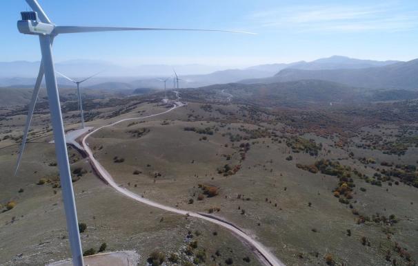 Parque eólico Askio III de Iberdrola en Grecia. Iberdrola ha puesto en marcha en Grecia el parque eólico 'Askio III', ubicado en la localidad de Galatini, en la región de Macedonia Occidental, y que cuenta con una potencia instalada de 50 megavatios (MW), informó la compañía, que cuenta ya con 365 MW instalados en el país. ECONOMIA IBERDROLA