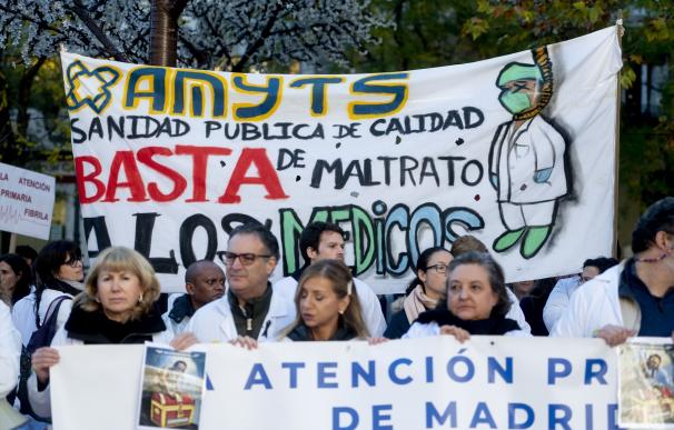 Varias personas con pancartas participan durante una concentración de sanitarios en el arranque de la segunda semana de huelga de médicos y pediatras de Atención Primaria, frente a la Consejería de Hacienda, a 28 de noviembre de 2022, en Madrid (España).