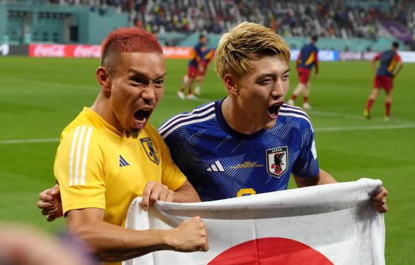 01 December 2022, Qatar, Al Rayyan: Japan's Ritsu Doan and Yuto Nagatomo (L) celebrate reaching the round of 16 after the FIFA World Cup Qatar 2022 Group E soccer match between Japan and Spain at Khalifa International Stadium. Photo: Nick Potts/PA Wire/dpa 01/12/2022 ONLY FOR USE IN SPAIN
