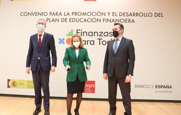 Nadia Calviño va a reducir las funciones supervisoras del Banco de España y de la CNMV. En la imagen con Pablo Hernández de Cos y Rodrigo Buenaventura