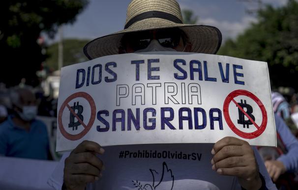 Un manifestante en una protesta contra el bitcoin en San Salvador.