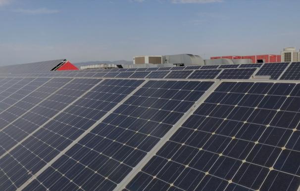 Paneles solares en una fábrica de Estrella Damm. DAMM (Foto de ARCHIVO) 07/4/2022