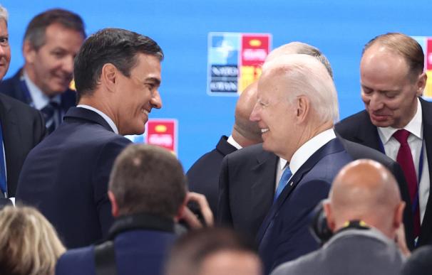 El presidente del Gobierno, Pedro Sánchez (i) y el presidente de Estados Unidos, Joe Biden (d).