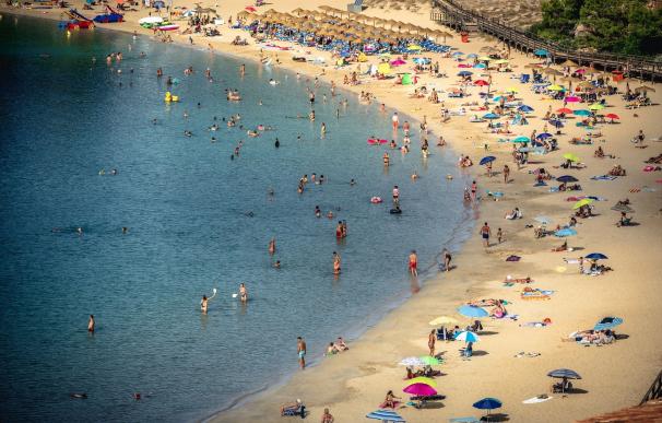 01 September 2022, Spain, Balearic Islands: People crowd at Arenal d'en Castell beach on the last day of the summer. Photo: Matthias Oesterle/ZUMA Press Wire/dpa Matthias Oesterle/ZUMA Press Wir / DPA (Foto de ARCHIVO) 01/9/2022 ONLY FOR USE IN SPAIN