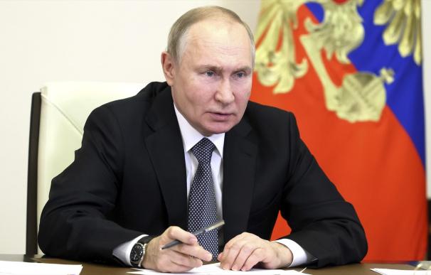 Putin cierra el grifo a los países que fijen un tope al precio del petróleo ruso