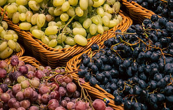 Racimos de diferentes tipos de uvas