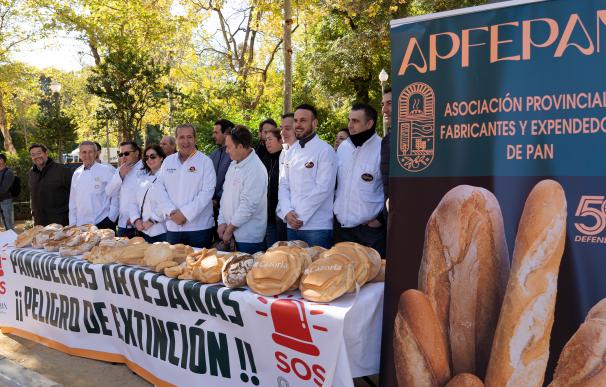 Las panaderías artesanas reclaman más ayudas al Gobierno apagando los hornos