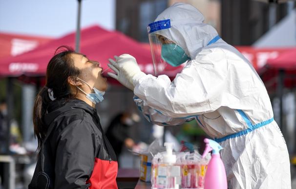 La UE propone donar vacunas a China para frenar la ola de contagios de Covid.